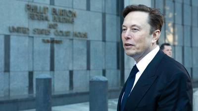 Elon Musk se defiende en juicio por tuits sobre Tesla que afectaron a accionistas