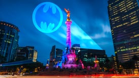 La 'batiseñal' iluminó el cielo de la CDMX para festejar los 80 años de este superhéroe 