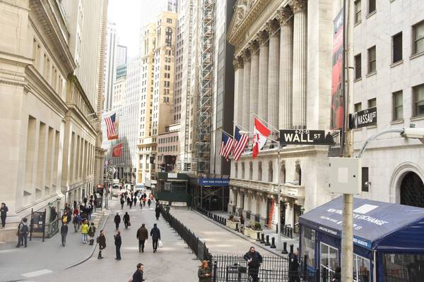 Wall Street alarga ‘resaca’; bolsas caen ante incertidumbre económica