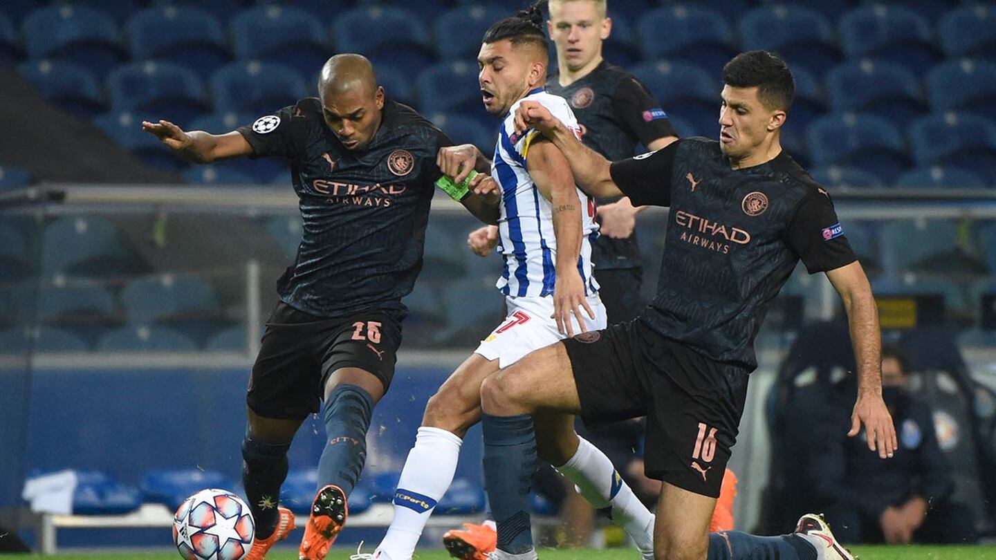 Tecatito Corona sale tocado en el empate del Porto frente al Manchester City