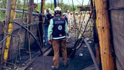 Familiares oran por mineros atrapados en Coahuila; extraen solo dos metros de agua