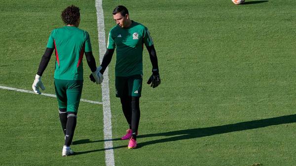 ‘Tiene que jugar el que esté mejor’; Conejo Pérez manda advertencia a Ochoa en el Tri | VIDEO