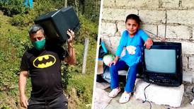 Maestro lleva televisores a alumnos de escasos recursos en Perú para que puedan tomar clases
