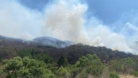 Incendio consume áreas de Zona Esmeralda en Atizapán, Edomex