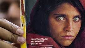 Mujer afgana de icónica portada de National Geographic recibe asilo en Italia