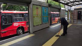 Tráiler choca contra estación CCH Oriente del Metrobús