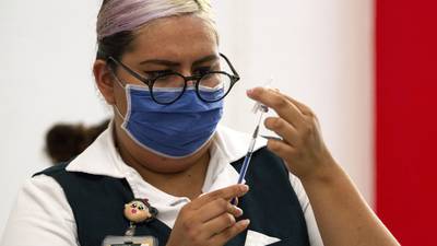 Vacunación COVID en México: se aplican 988,155 dosis; van 70.8 millones en total 