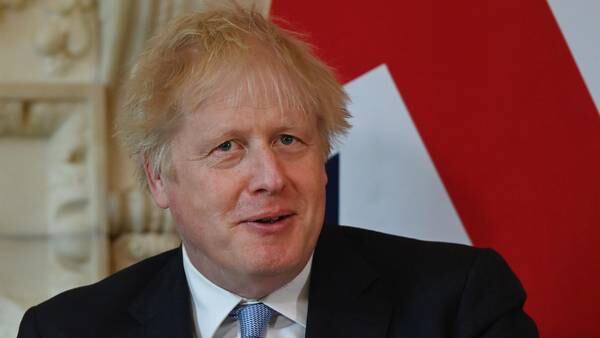 Nuevas fotos muestran a Boris Johnson brindando en fiesta durante pandemia