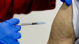 ‘Pasado de lanza’: Hombre en Alemania se vacuna vs. COVID 90 veces para vender certificados 