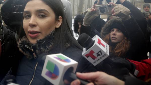 Emma Coronel, esposa de ‘El Chapo’, pasa en celda 22 horas al día, acusa abogada