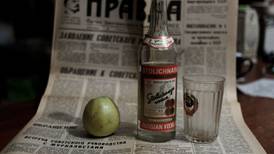 El origen del vodka, la bebida que se popularizó en las guerras y en Chernóbil 