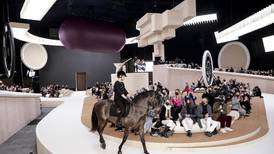Charlotte Casiraghi, nieta de Grace Kelly, desfila a caballo para Chanel