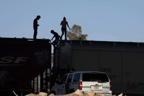 Tragedia en Texas: encuentran a migrantes sofocándose en tren; mueren 2
