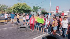 Padres de familia bloquean carretera para exigir apoyo en remodelación de una escuela en Tabasco