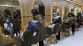 Talibanes prohíben en Afganistán los salones de belleza para mujeres
