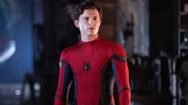 Tom Holland juega a ser Spider-Man con niño que salvó a su hermana de un perro