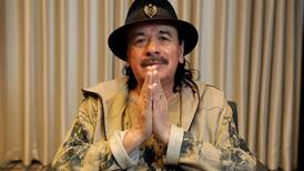 Carlos Santana suspende seis conciertos tras sufrir desmayo en el escenario