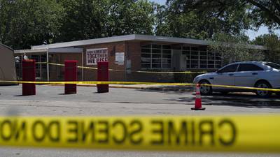 Transfobia y racismo: teorías conspirativas rodean al tiroteo en escuela de Texas