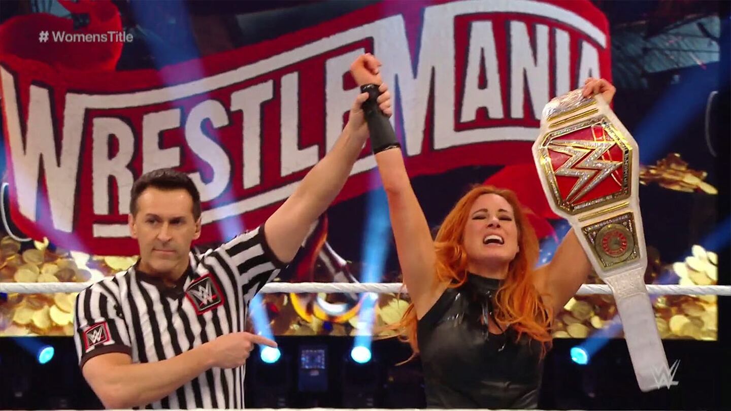 ¡Becky Lynch lo volvió a hacer! Venció a Shayna Baszler para retener el título femenil de RAW