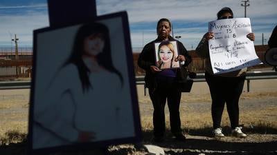 Madre recuerda con una cruz a su hija Idaly Juache, asesinada en frontera México-EU