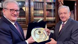 López Obrador es nombrado embajador del beisbol en el mundo
