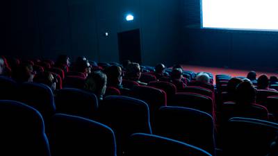 Superhéroes ‘salvan’ a las salas de cine de caídas en sus ingresos