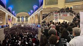 ‘No en nuestro nombre’: Judíos protestan en Grand Central de Nueva York por bombardeos de Israel en Gaza