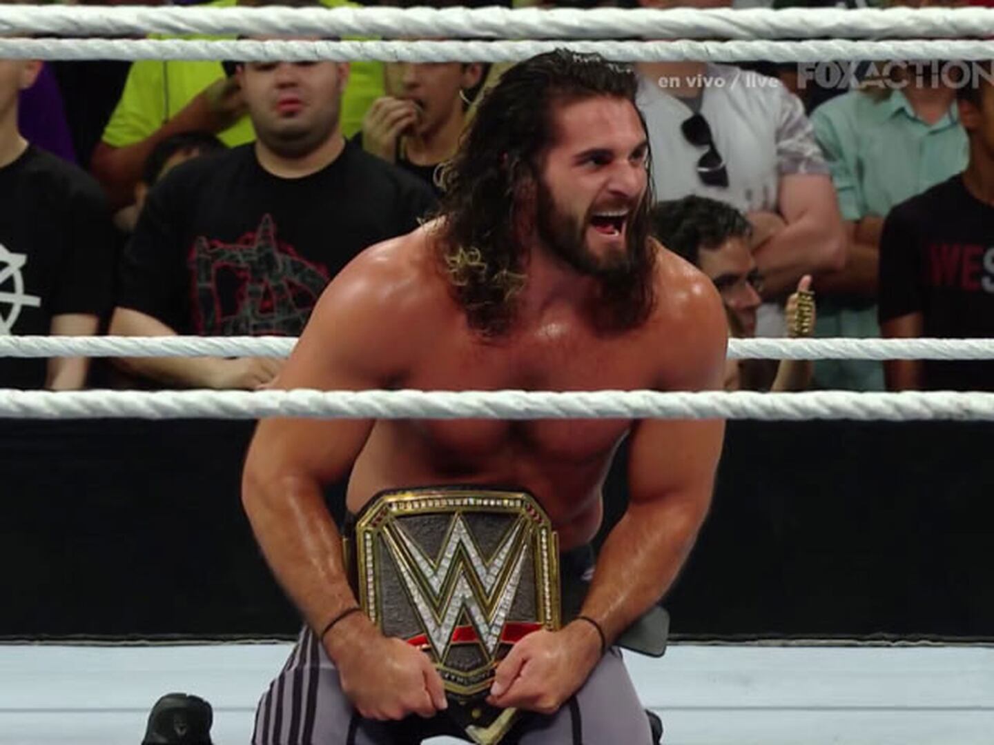 Seth Rollins le arrebató el cinturón a Roman Reigns, pero…
