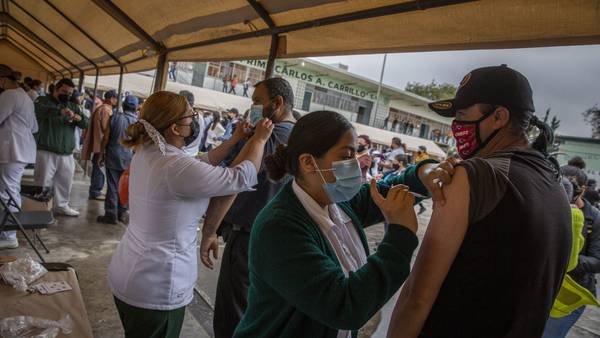 México aplica 787,773 dosis de vacunas COVID; van 42.1 millones en total