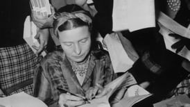Cómo pensar el feminismo: Los 5 libros de Simone de Beauvoir que tienes que leer 