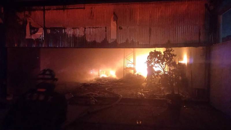 Una bodega de medicamentos, localizada en la colonia Industrial Vallejo, se incendió (Foto: Twitter/@Bomberos_CDMX)