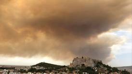 Al menos siete muertos por incendio forestal cerca de Atenas