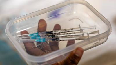 ¿Qué tan vulnerables son las personas vacunadas a Delta y otras variantes del COVID?