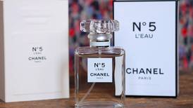 Chanel No. 5: La fragancia que nació en un orfanato y continúa siendo icónica a 100 años de su creación