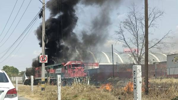 Pasajeros se salvan ‘de milagro’ tras incendio de autobús que fue arrastrado por un tren en Celaya 