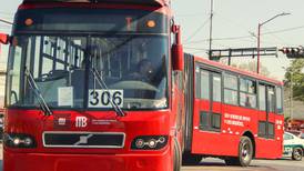Choca Metrobús contra una camioneta; 10 personas resultan lesionadas