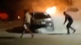 Coatzacoalcos: Incendian vehículos de la policía con bombas molotov