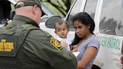 Migrantes en Texas: Autoridades separan a familias y detienen a padres por ‘invasión de propiedad’