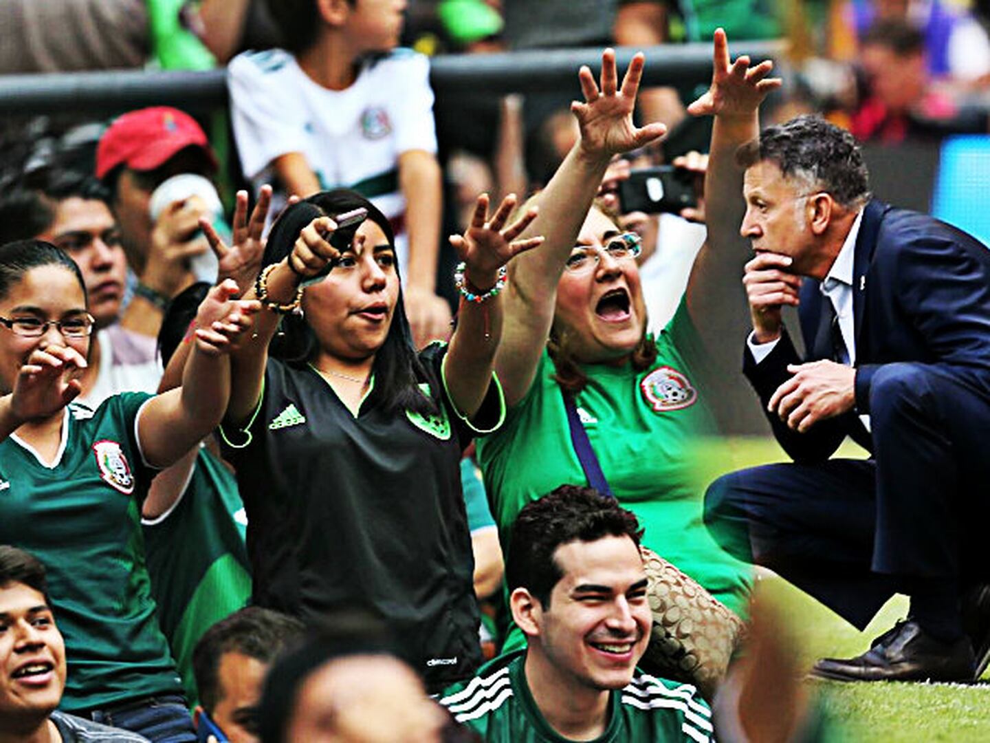 ¡Aficionados piden 'fuera Osorio, fuera Osorio' de México!