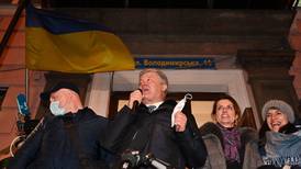 Expresidente de Ucrania sale a las calles de Kiev con rifle y grupo de autodefensa