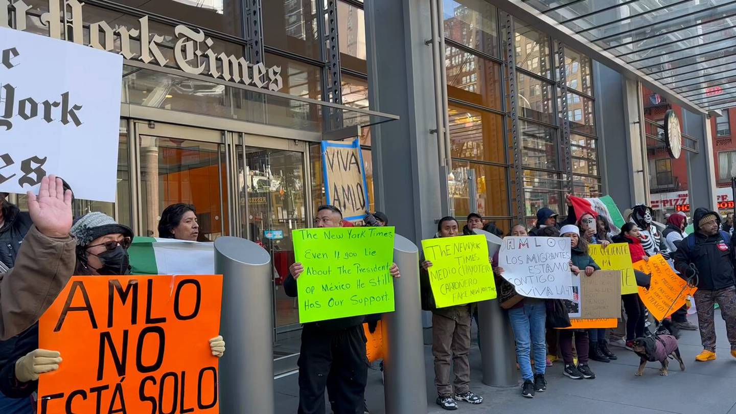 Morenistas protestan en las oficinas del NYT: 'Tarados y chayoteros', vociferan – El Financiero