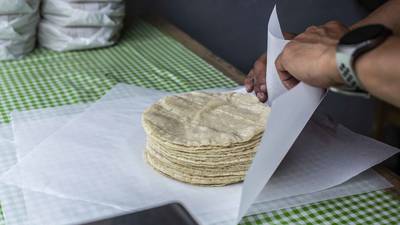 ¡Tú no! Precio de las tortillas ayuda a impulsar inflación más alta de México en 21 años