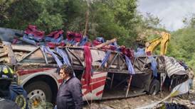 Autobús que viajaba de CDMX a Oaxaca cae a barranco; hay 29 muertos y 17 heridos