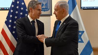 ‘Mientras EU exista, Israel no tendrá que defenderse solo’, dice Blinken a Netanyahu en Tel Aviv