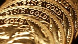 Oro se 'cuelga' de la caída del dólar para superar la barrera de los 1,300 dólares
