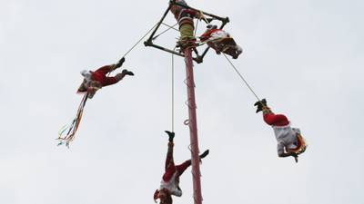 Voladora de Papantla fallece en Feria de las Flores de Huauchinango, Puebla