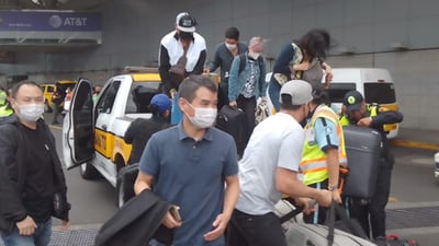 Extrabajadores de Mexicana responden a desalojo; bloquean terminal 1 del AICM