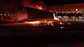 Choque de tráiler provoca incendio y cierre de la autopista México-Puebla
