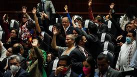 ¿Por qué la reforma electoral de AMLO ‘pasaría a traer’ al PT y Partido Verde, aliados de la 4T?
