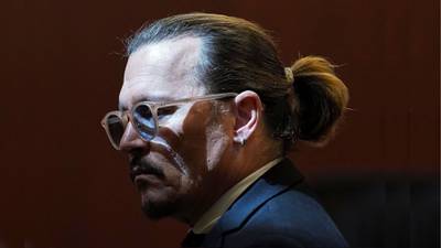 Drogas e informalidad afectaron la carrera de Johnny Depp, declaró exagente del actor